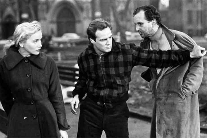 Em 1954, Brando entregou uma das performances mais icônicas do cinema em Sindicato de Ladrões, novamente dirigido por Elia Kazan. No papel de Terry Malloy, um ex-boxeador atormentado por sua consciência e pelo sistema corrupto em que vive, ele protagonizou a célebre cena I coulda been a contender (Eu poderia ter desafiado o campeão). 
