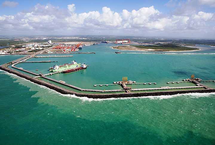 Economicamente, Pernambuco tem se destacado nos últimos anos com o crescimento de setores como tecnologia, turismo e indústria. O Porto de Suape, um dos maiores complexos industriais e portuários do Brasil, é um importante motor econômico para o estado.