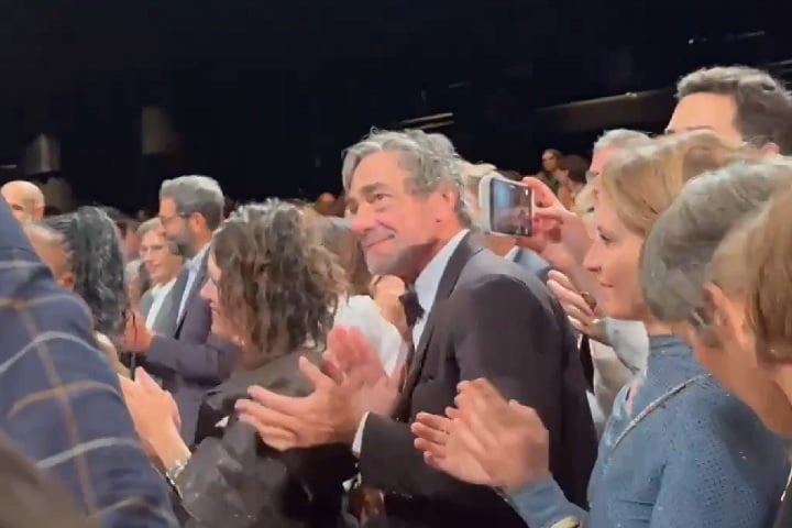 O longa arrancou uma longa salva de palmas. A mais longa e entusiasmada [ovação] que já vi até agora — 15 minutos (com discursos) e toneladas de franceses gritando 'Bravo!' da sacada, escreveu uma jornalista do Washington Post, no X.