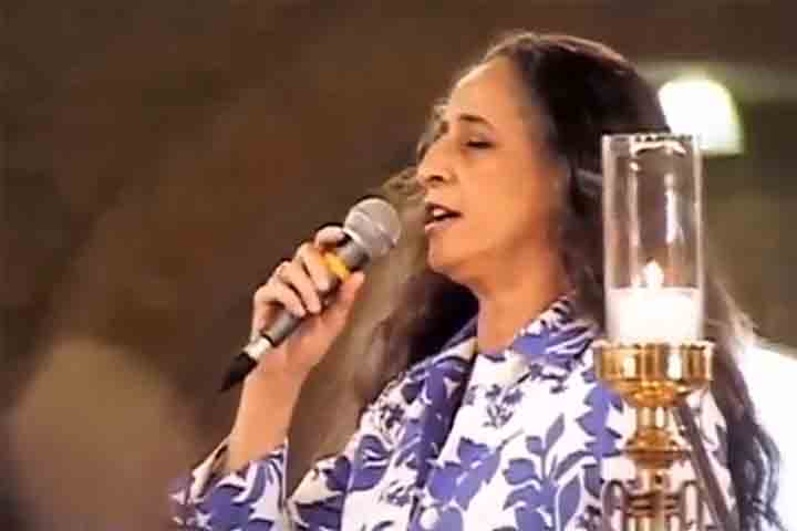 Com sua voz grave e interpretação marcante, conquistou o público desde os primeiros anos. Tornou-se uma das artistas mais respeitadas da MPB.Bethânia é conhecida por aliar música, poesia e teatralidade em seus shows, sempre com forte conteúdo lírico e emocional