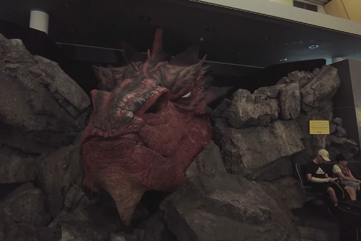 O aeroporto continuará exibindo uma escultura gigante do dragão Smaug, personagem marcante da saga.