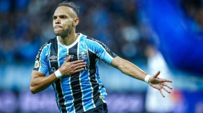 Vitória por 1 a 0 com pênalti polêmico convertido por Braithwaite afasta tricolor gaúcho da zona de rebaixamento da competição