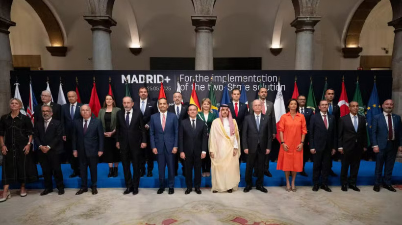 Representantes de 20 países reunidos para discutir a criação do Estado da Palestina