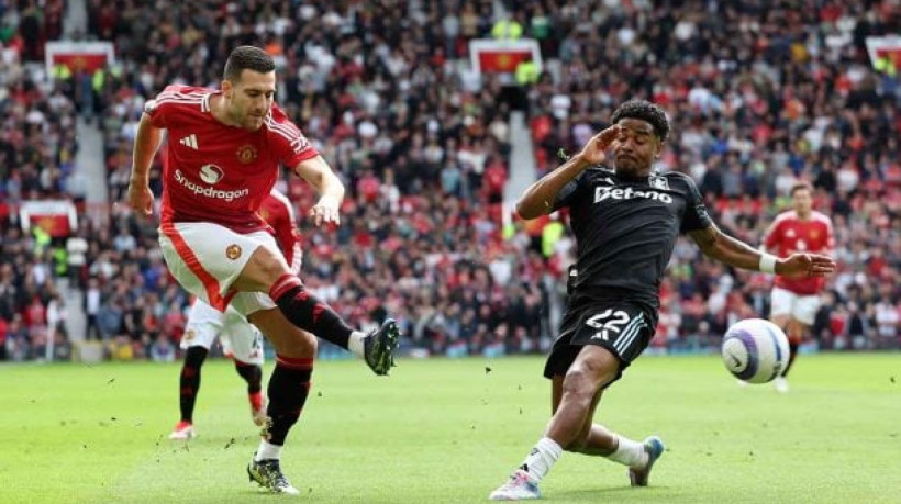 Manchester United faz 2 a 0 em casa, não evita sua pior campanha na Premier League e 'azeda' vaga do Aston Villa