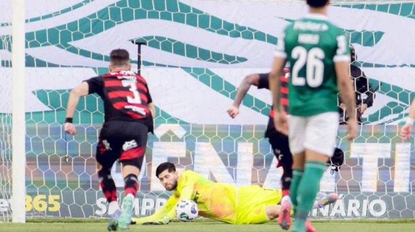 Árbitro Ramon Abatti Abel marcou uma penalidade para cada equipe