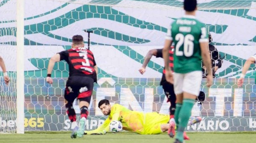 Teve uma penalidade para cada lado, mas o Verdão perdeu o seu e o Fla, não. Com este 2 a 0, Cariocas encostam no rival, ainda o líder