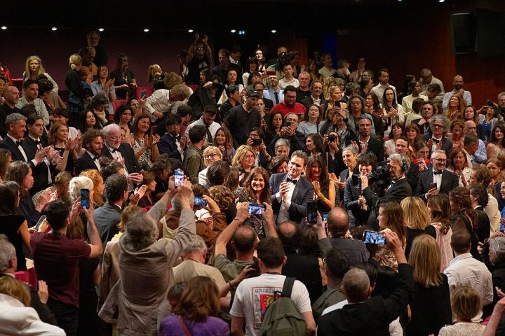Além disso, há pessoas chamadas de puxadores de aplausos, que ajudam a manter as palmas por mais tempo.