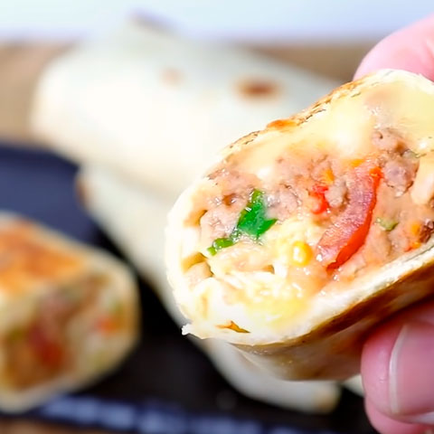 A massa do burrito é feita com farinha de trigo, fubá, manteiga e sal. O recheio leva queijo ralado, cebola picada, carne cozida picada, pimenta cambuci, tomate sal e pimenta-do-reino. 