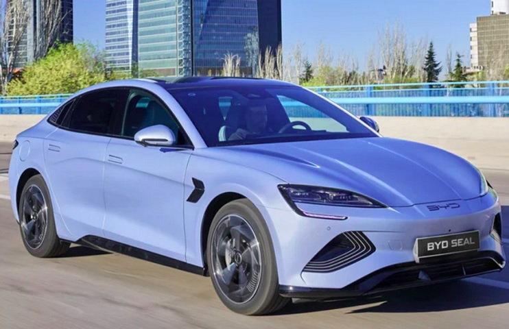 Conhecida por seus carros elétricos e híbridos cheios de tecnologia, a BYD alcançou um faturamento de 777 bilhões de yuans (cerca de US$ 107 bilhões) até 31 de dezembro, superando as previsões de 766 bilhões de yuans. 