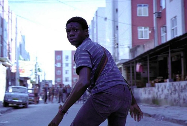 O filme, que retrata a violência e a vida nas favelas do Rio de Janeiro, foi aclamado mundialmente e indicado a quatro Oscars (Melhor Diretor, Roteiro Adaptado, Edição e Fotografia).