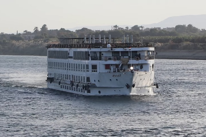 Atualmente, o turismo é uma importante atividade econômica na região do Nilo, com destaque para os cruzeiros que percorrem o rio, oferecendo aos visitantes a oportunidade de conhecer a história e a cultura do Egito.