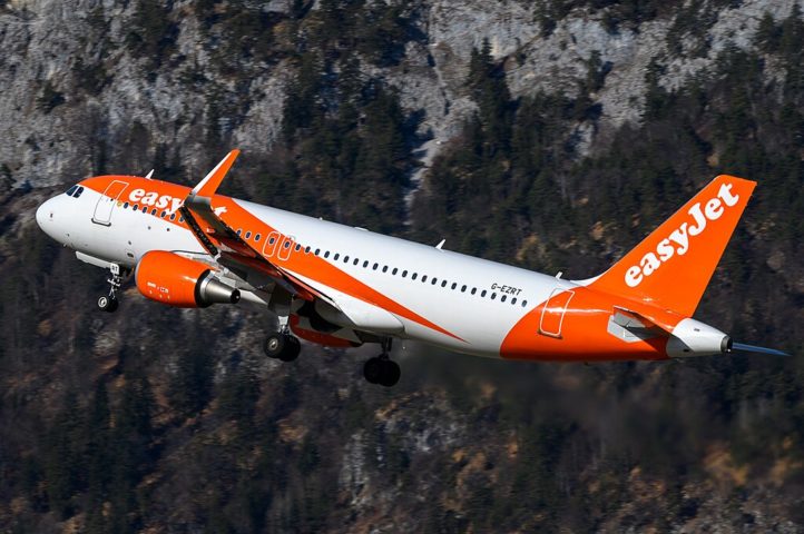 O avião, um Airbus A320, estava operando o voo U2 2251, com 190 passageiros a bordo, e passou a apenas 230 metros do topo de uma montanha!