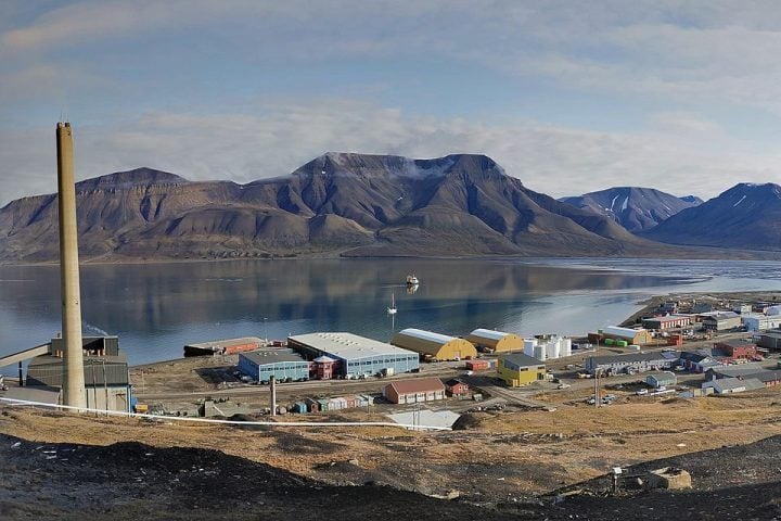 Svalbard, apesar de sua localização remota no Ártico, possui depósitos de carvão e fiordes acessíveis, o que historicamente favoreceu a mineração. 