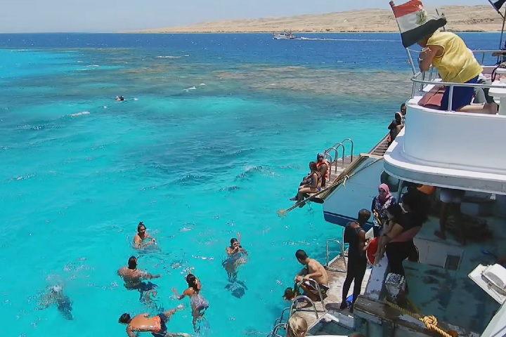 A cidade é famosa por suas atividades aquáticas, como mergulho, snorkeling e passeios de barco.