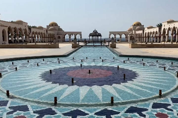 Além disso, Hurghada oferece uma infraestrutura turística bem desenvolvida, com resorts luxuosos, hotéis à beira-mar, restaurantes, bares e lojas.