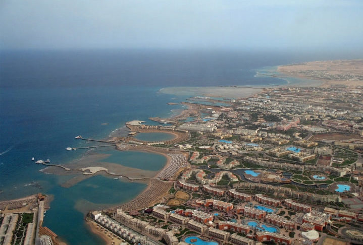Com um clima quente e seco durante todo o ano, Hurghada é um destino ideal para quem busca sol, mar e aventura, sendo uma alternativa mais tranquila e acessível em comparação a Sharm El-Sheikh, outro famoso balneário egípcio.