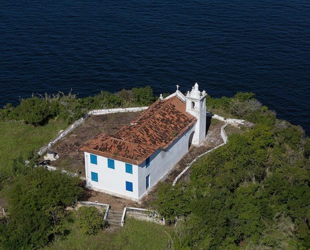 A Capela de Nossa Senhora da Boa Viagem é o ponto mais conhecido da ilha, mas o local também teve um papel militar importante por muitos anos.