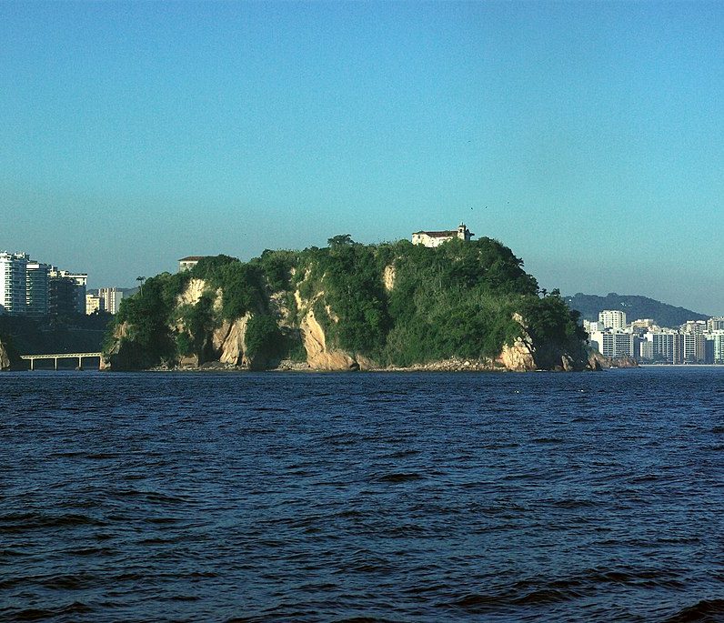 Isso explica a presença de outras construções, como um pequeno forte com canhões de frente para o mar, construído no início do século 18. 