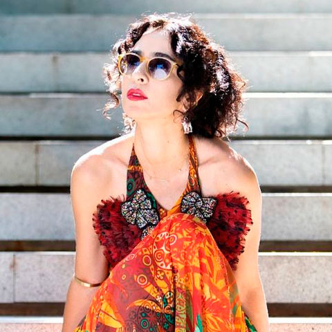 Marisa Monte nasceu no Rio de Janeiro em 1º de julho de 1967 e segue em plena atividade como uma das artistas mais respeitadas do Brasil. Estudou canto lírico na Itália antes de estrear profissionalmente nos anos 1980.