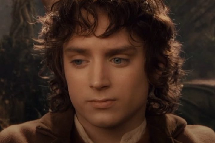 A história acompanha a jornada de Frodo Bolseiro, um hobbit encarregado de destruir o Um Anel, um objeto mágico de poder absoluto forjado pelo maligno Sauron.