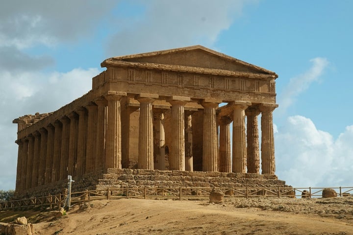 O Homem Vitruviano, do artista Leonardo Da Vinci, e o Templo Partenon (foto), na Grécia, são alguns exemplos de obras que foram feitas com base na Proporção Áurea.
