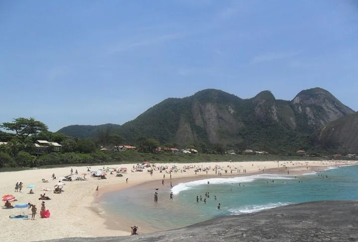 Conhecida por sua qualidade de vida, a cidade se destaca por suas belas praias, como Itacoatiara, Camboinhas e Piratininga, além do famoso Museu de Arte Contemporânea (MAC), projetado por Oscar Niemeyer.