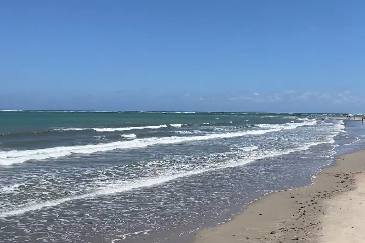 O local é famoso pelas ondas fortes, sendo um dos melhores pontos do Nordeste para a prática de surfe. 