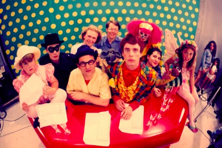 Depois de lançar alguns curtas nos anos 1980, Meirelles co-criou, escreveu e dirigiu a série Rá-Tim-Bum (1989–1994), que se tornou um clássico da TV brasileira.