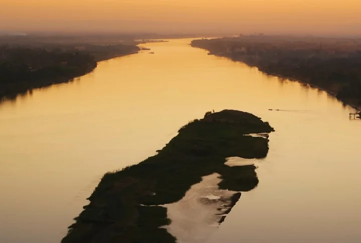 O Rio Nilo é um dos rios mais importantes e famosos do mundo, tendo desempenhado um papel crucial na história, cultura e desenvolvimento da civilização humana.