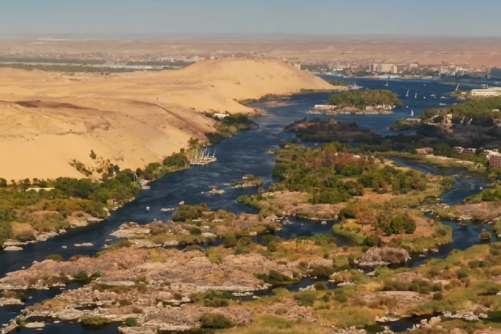 Suas cheias anuais fertilizavam as margens do rio, permitindo o cultivo de alimentos e o crescimento de cidades ao longo de suas margens. 