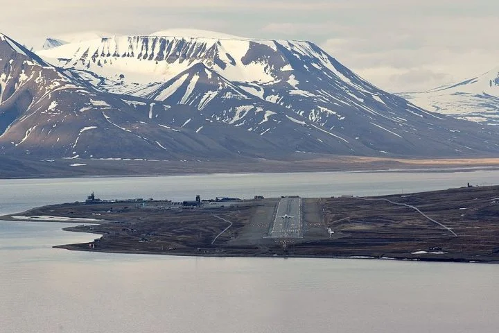 O Aeroporto de Svalbard, localizado em um arquipélago no extremo norte da Noruega, pode deixar de existir por consequência direta do aquecimento global.