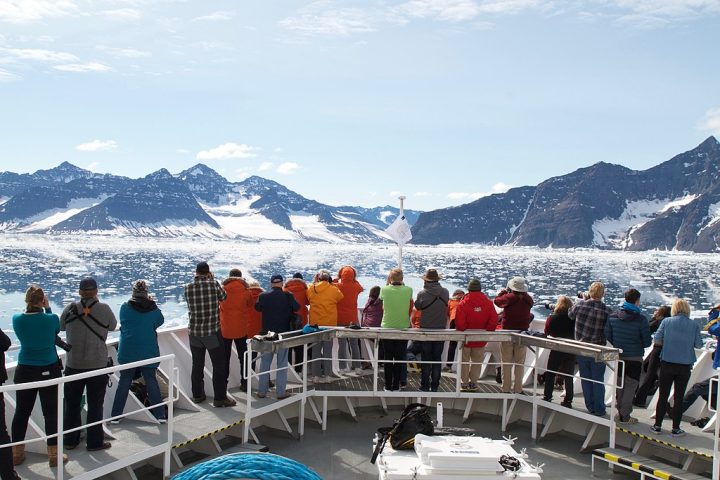 Mais de 70 empresas turísticas atuam localmente, e o turismo vem se expandindo para além do verão, com aumento de visitas no inverno (período das auroras) e início da primavera (dias mais longos).