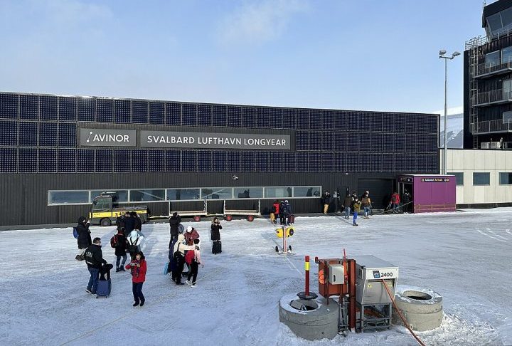 Construído nos anos 1970, o aeroporto é vital para os cerca de 2.500 habitantes da região, pois garante o recebimento de suprimentos essenciais.