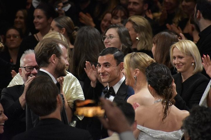 Essa tradição tem várias explicações: muitos convidados são ligados à produção do próprio filme, o que aumenta a empolgação. 