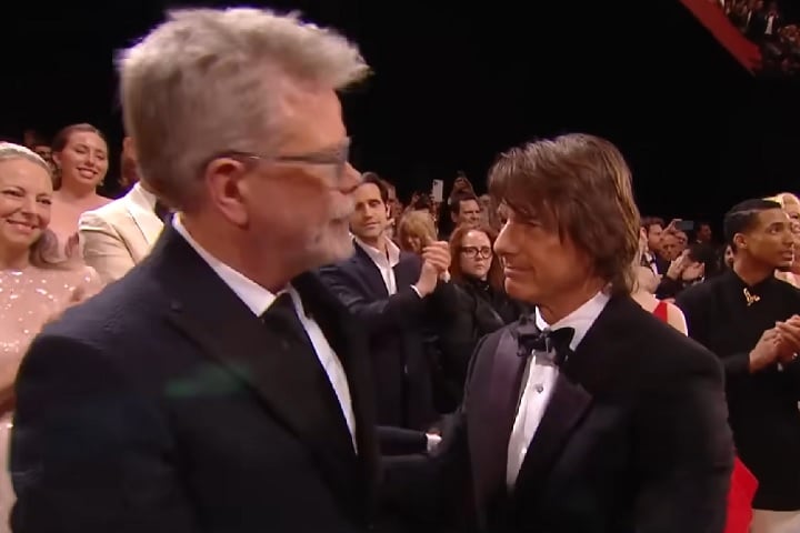 Outro fator é a gravação oficial do festival, que destaca o elenco e a equipe na tela após o filme, incentivando mais aplausos ainda.