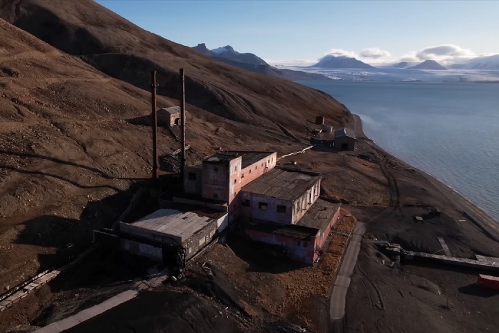 No século 20, várias nações exploraram minas de carvão em Svalbard. Porém, com a crescente preocupação ambiental, essa dependência do carvão tem sido questionada. 