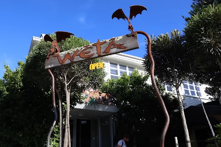 Além disso, a Wētā Workshop está desenvolvendo uma nova exposição temática para o terminal, prevista para ser inaugurada ainda em 2025.
