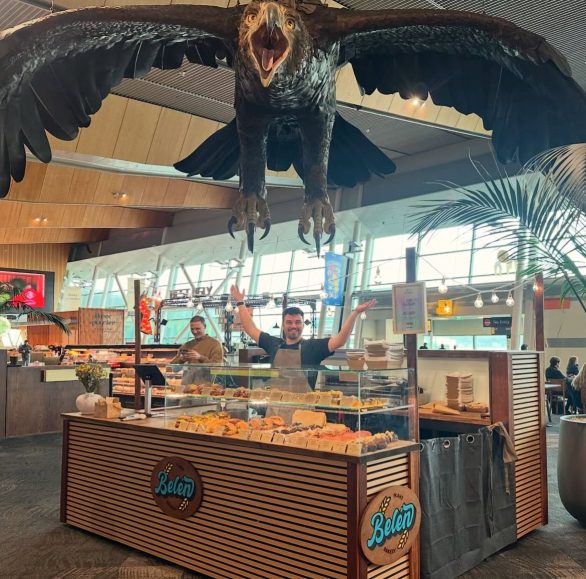 As estátuas foram criadas pela renomada empresa Wētā Workshop — responsável pelos efeitos e adereços da franquia dirigida por Peter Jackson.