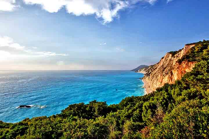 Costas turísticas ao redor do mundo encantam viajantes por suas paisagens deslumbrantes, clima agradável e rica cultura local.