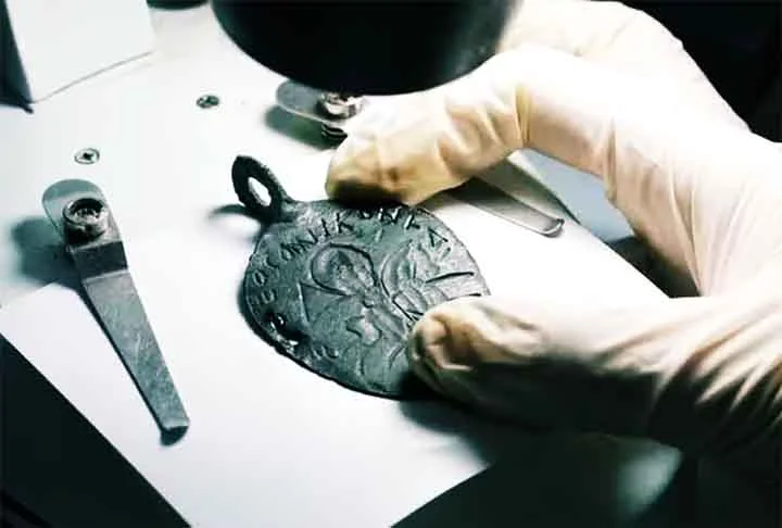 Arqueólogos da Turquia acharam um amuleto do século V, que mistura religiosidade e simbolismo militar de proteção para os cavaleiros bizantinos. Um objeto que, segundon os especialistas, é uma raridade. 