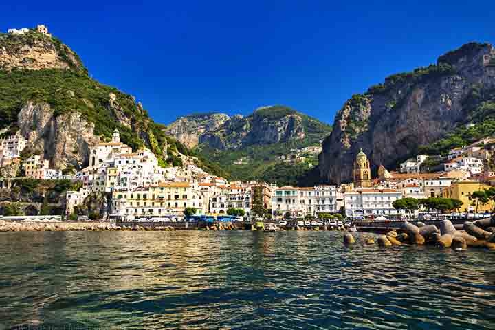 Várias regiões litorâneas ao redor do mundo são famosas pelo turismo, seja por suas paisagens, cultura ou infraestrutura. Aqui estão algumas das mais conhecidas:

