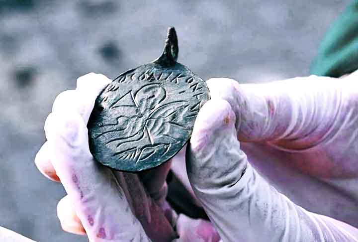 Embora ele seja referido como um governante na Torá e na Bíblia, ele também é reconhecido como um profeta no islamismo. A representação de Salomão neste [pingente] nos surpreendeu e revelou a importância do artefato para a arqueologia da Anatólia”, diz o líder da escavação.