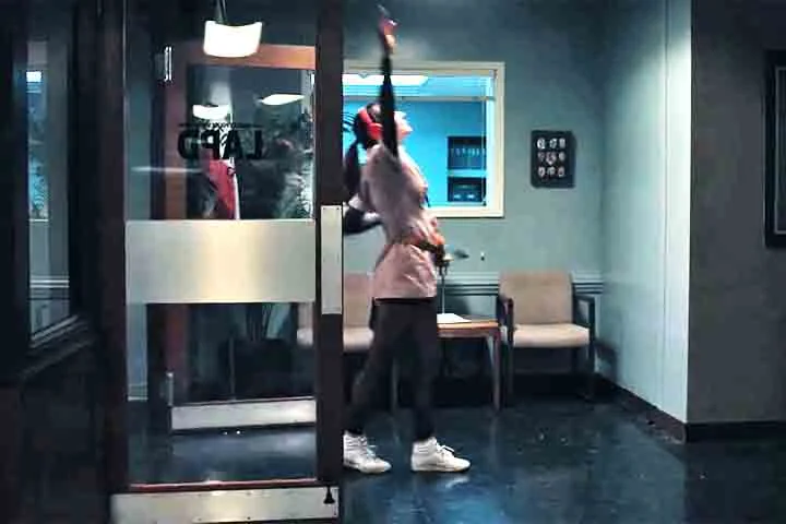 Graças à sua mente excepcional - com um QI de 160 - ela reorganiza evidências durante um turno noturno e chega a conclusões que escaparam aos próprios detetives da unidade.