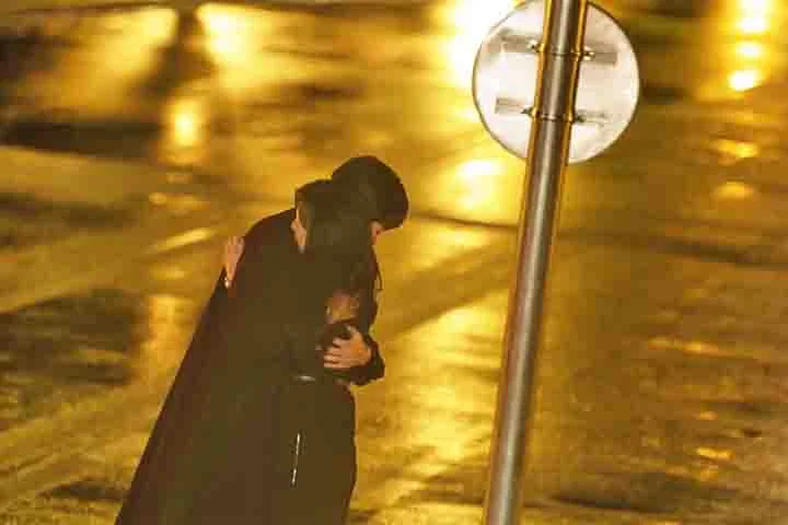 Transmitida originalmente pela emissora tvN e disponibilizada globalmente pela Netflix, Rainha das Lágrimas é um melodrama sofisticado que alia uma trama profundamente emocional a uma produção técnica impecável.