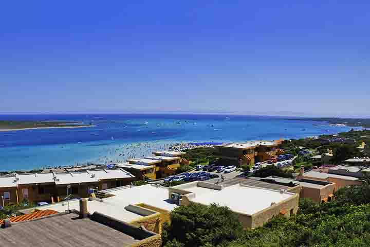 Costa Esmeralda (Itália) – Localizada na Sardenha, é conhecida por águas cristalinas, resorts luxuosos e praias de areia branca. Destino favorito de milionários e famosos, tem um ar exclusivo.
