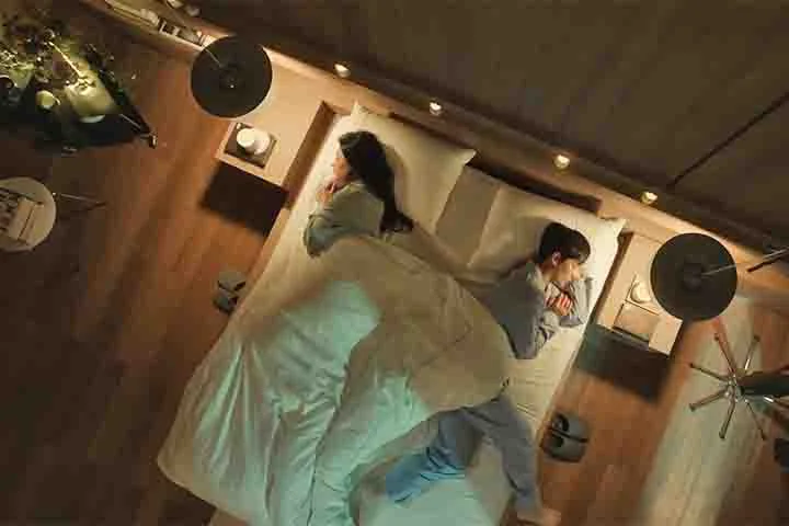 Após anos de casamento, vivem uma relação fria e distante, até que uma grave doença os obriga a encarar sentimentos que julgavam esquecidos.