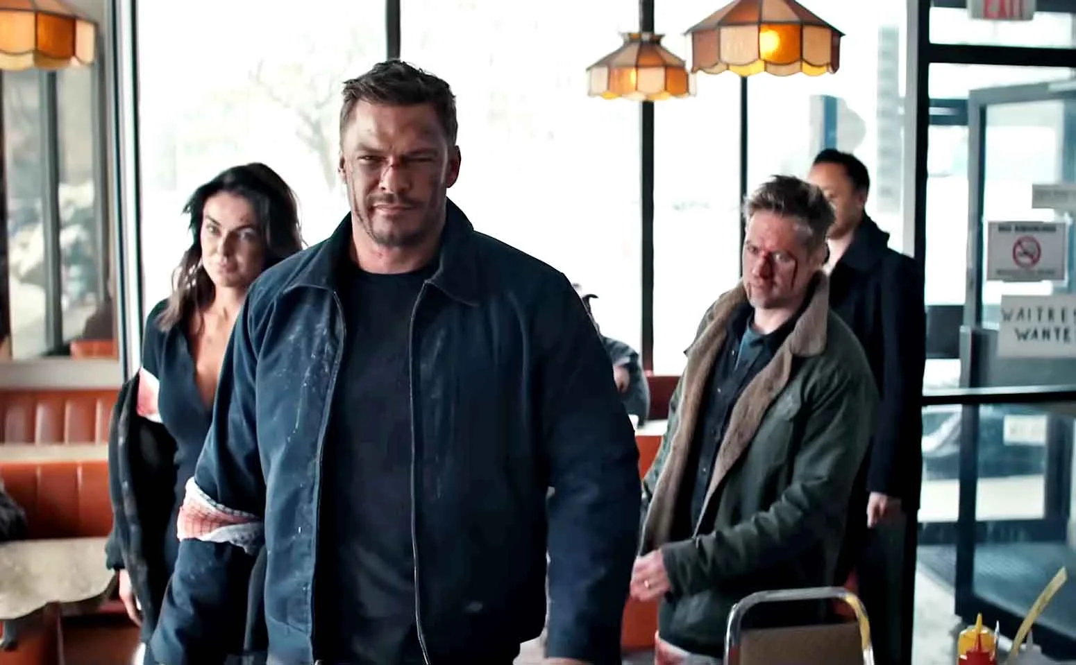 Alan Ritchson também se tornou uma figura respeitada nos bastidores. Ele participa ativamente da divulgação da série, compartilha bastidores com os fãs e já declarou que deseja continuar interpretando Reacher por muitos anos.