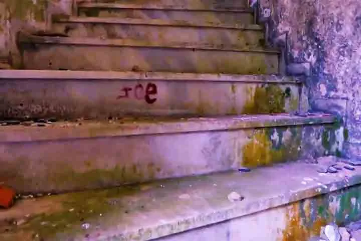 Muita gente se aventura a subir os 270 degraus do prédio, apesar dos perigos e do acesso restrito.