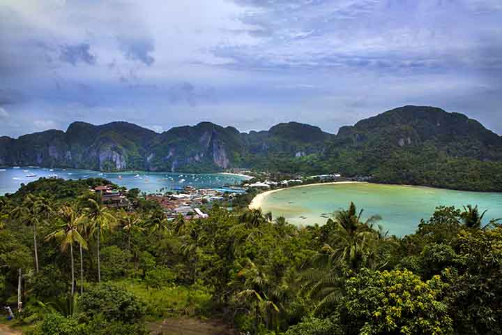 Costa de Andamão (Tailândia) – Abrange destinos como Phuket, Phi Phi e Krabi, famosos por praias exuberantes e falésias calcárias.

