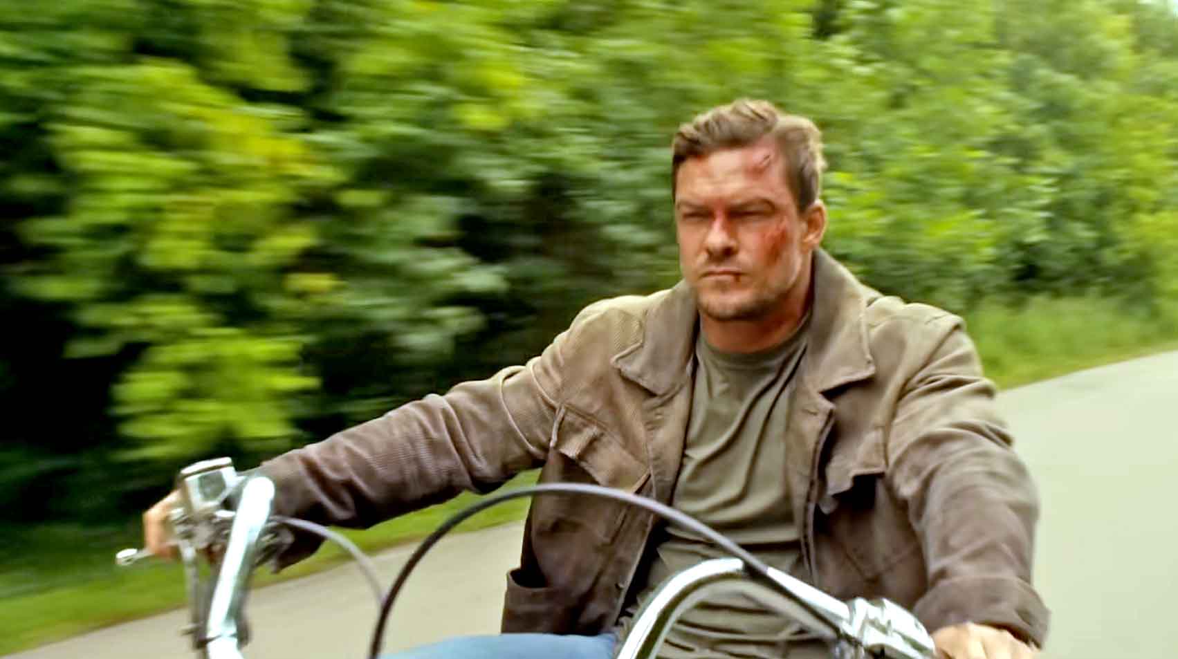 Desde sua estreia em 2022, Reacher vem conquistando públicos ao redor do mundo com uma mistura precisa de ação brutal, mistério investigativo e personagens cativantes.